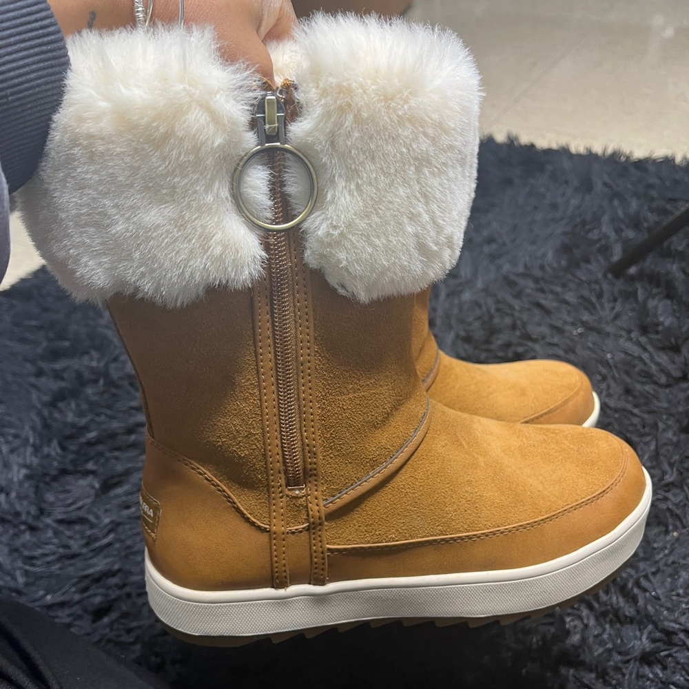 Tan boots with white fur